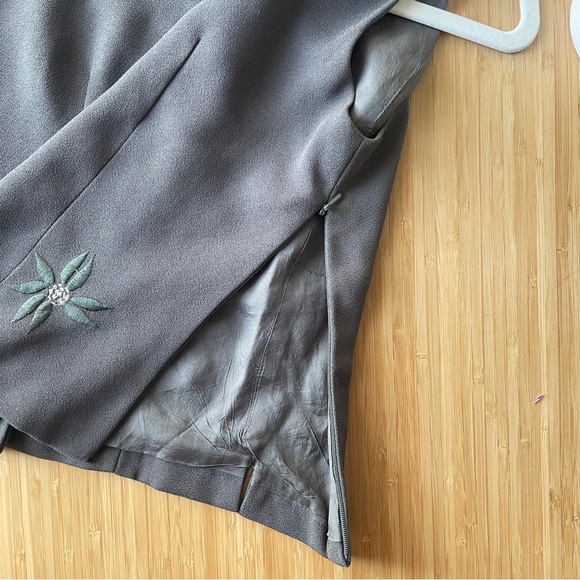 Embroidered Sleeveless Blouse - Picture 5 of 6